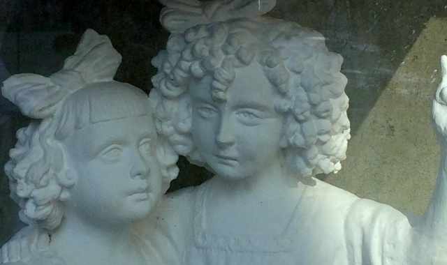 Il cimitero di Bari e un'antica statua: ritrae Nella e Ninetta, sorelline uccise dalla Spagnola